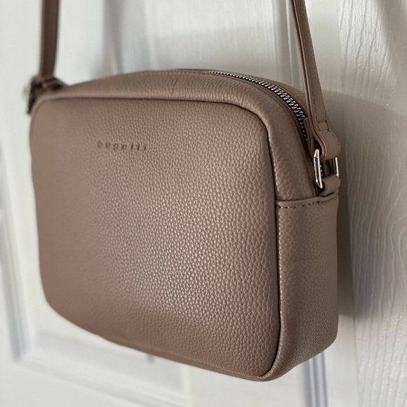 Bugatti women’s essentials crossbody bags excellent condition no damages. - Picture 5 of 7